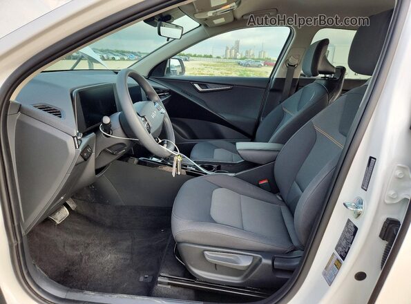KNDCP3LE2T5360895 2026 KIA NIRO White წინა სალონის ხედი