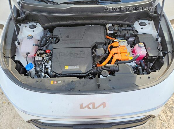 KNDCP3LE2T5360895 2026 KIA NIRO White ძრავის განყოფილების ხედი