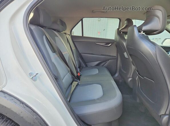 KNDCP3LE2T5360895 2026 KIA NIRO White უკანა სალონის ხედი