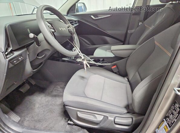 KNDCP3LE5T5341838 2026 KIA NIRO Silver Front interior view