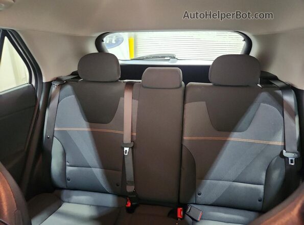 KNDCP3LE6T5318150 2026 KIA NIRO White Vista de los asientos traseros