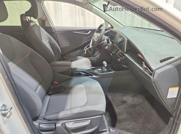 KNDCP3LE6T5318150 2026 KIA NIRO White Vista interior delantera