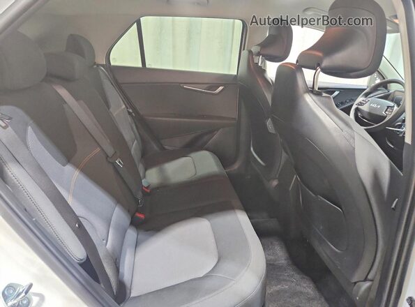 KNDCP3LE6T5318150 2026 KIA NIRO White Vista interior trasera