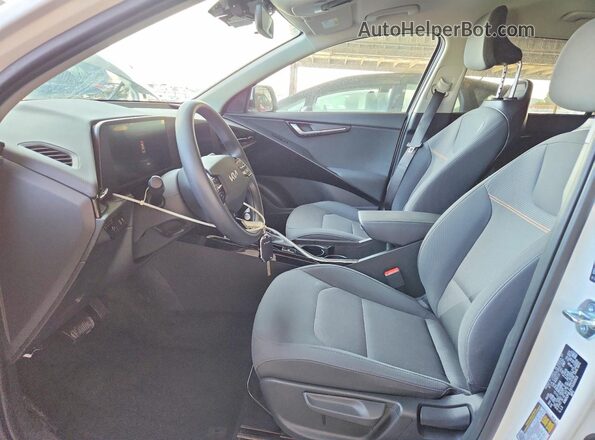 KNDCP3LE6T5331013 2026 KIA NIRO White წინა სალონის ხედი