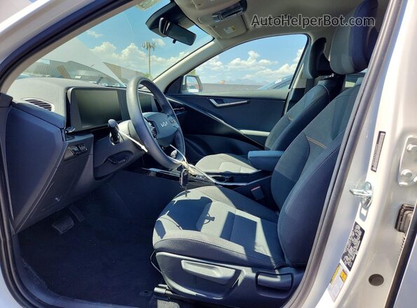 KNDCP3LE6T5340942 2026 KIA NIRO White Widok tylnych siedzeń