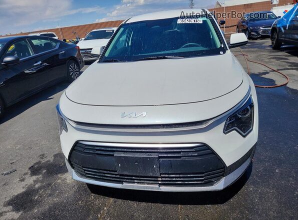 KNDCP3LE6T5340942 2026 KIA NIRO White Widok wnętrza z przodu