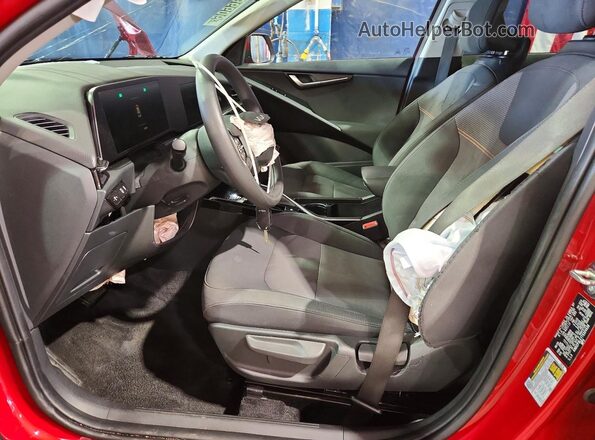 KNDCP3LE7T5324538 2026 KIA NIRO Red Vista interior delantera