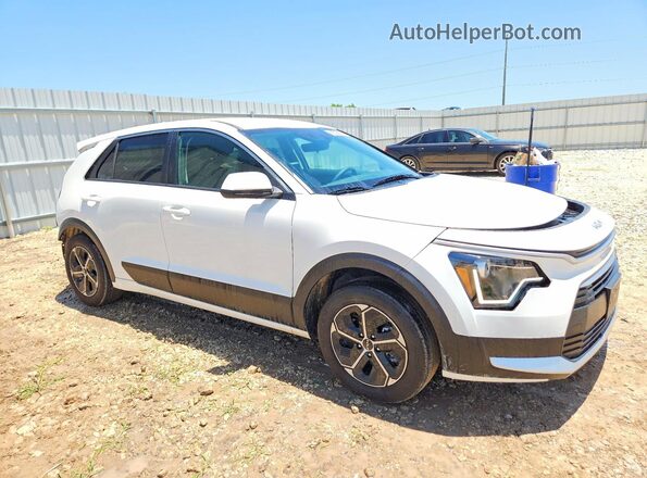 KNDCP3LE7T5328072 2026 KIA NIRO White Delantero derecho