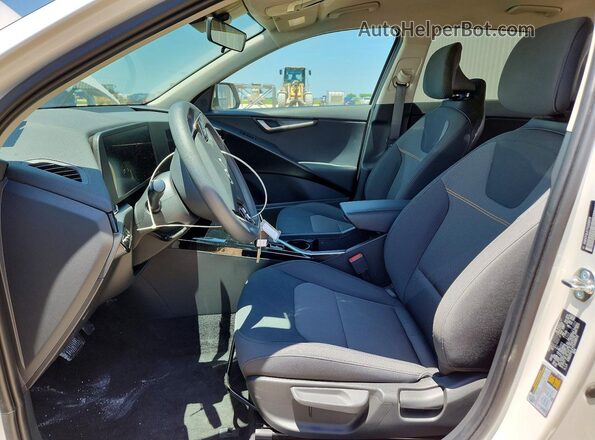 KNDCP3LE7T5328072 2026 KIA NIRO White Vista interior delantera