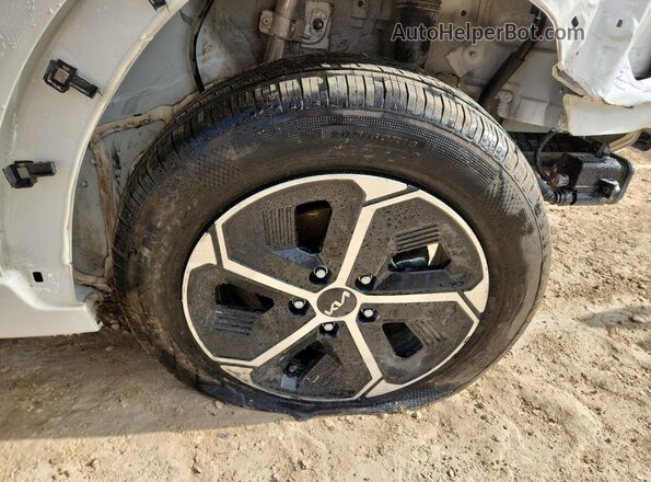 KNDCP3LE7T5328072 2026 KIA NIRO White 