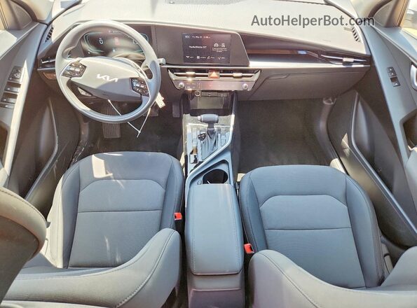 KNDCP3LE7T5328072 2026 KIA NIRO White Vista del salpicadero