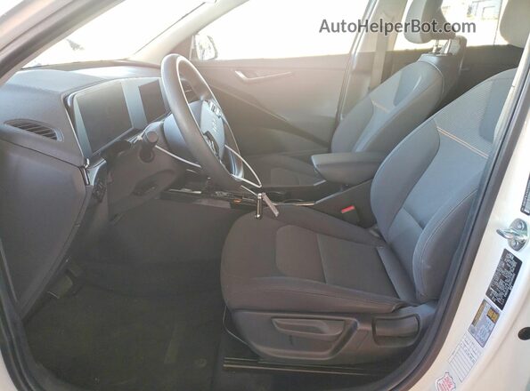 KNDCP3LE9S5305892 2025 KIA NIRO White Vista interior delantera