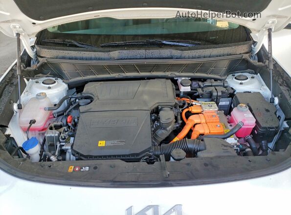 KNDCP3LE9S5305892 2025 KIA NIRO White Vista interior trasera