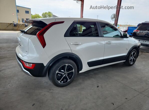 KNDCP3LEXT5318555 2026 KIA NIRO White 