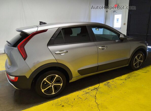 KNDCP3LEXT5321889 2026 KIA NIRO Silver Trasero derecho