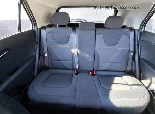 KNDCP3LEXT5321889 2026 KIA NIRO Silver Vista de los asientos traseros