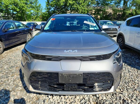 KNDCR3L12P5053949 2023 KIA NIRO Silver Вид спереду