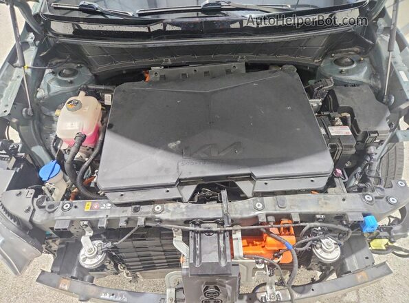 KNDCR3L13P5033614 2023 KIA NIRO Green Vista del compartimento del motor