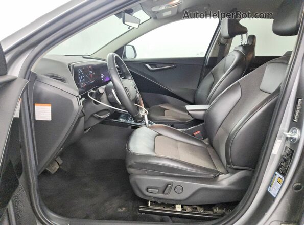 KNDCR3L17P5036600 2023 KIA NIRO Silver წინა სალონის ხედი