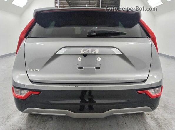KNDCR3L18P5028599 2023 KIA NIRO Silver Вид ззаду