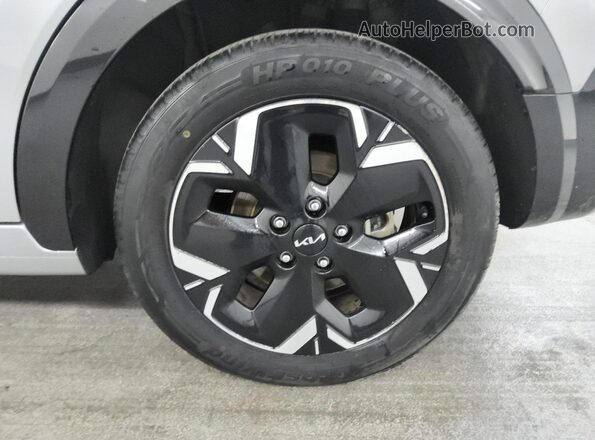 KNDCR3L18P5028599 2023 KIA NIRO Silver 