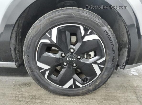 KNDCR3L18P5028599 2023 KIA NIRO Silver 