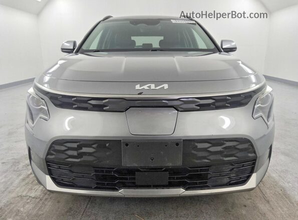 KNDCR3L18P5028599 2023 KIA NIRO Silver Вид спереду