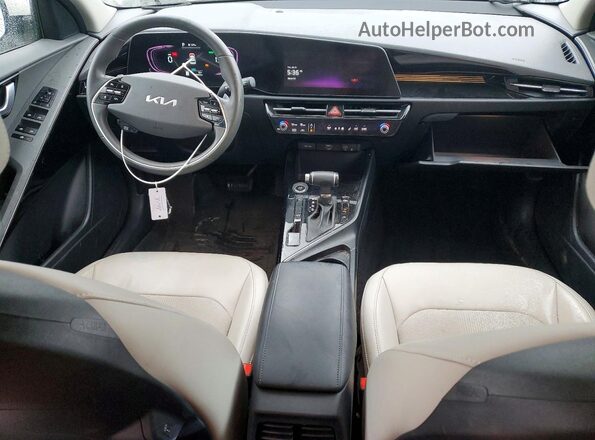 KNDCR3LE6P5070708 2023 KIA NIRO Белый Вид панели приборов