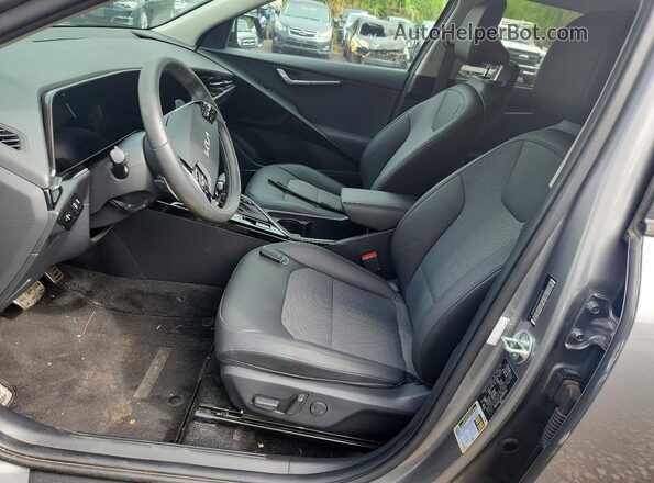 KNDCR3LE8P5099403 2023 KIA NIRO Tan წინა სალონის ხედი
