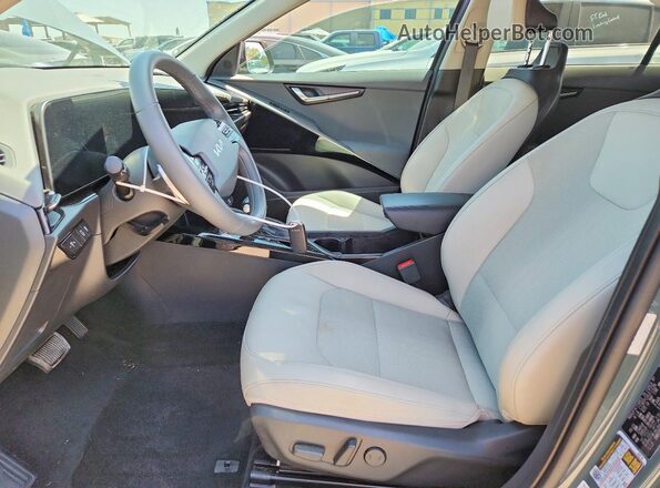 KNDCR3LE9P5081671 2023 KIA NIRO Green Вид салону спереду