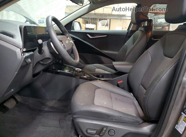 KNDCS3LF9S5293119 2025 KIA NIRO Silver Front interior view