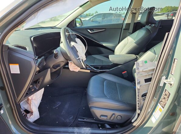 KNDCT3L16P5023273 2023 KIA NIRO Зеленый Вид салона спереди