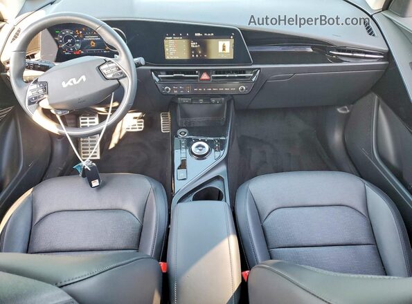 KNDCT3L16S5137332 2025 KIA NIRO Серый Вид салона спереди