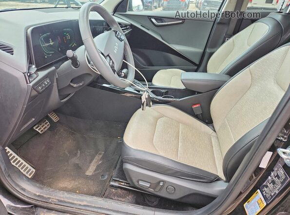 KNDCT3LE5P5074475 2023 KIA NIRO Black Front interior view