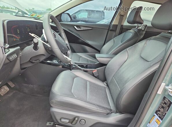 KNDCT3LE7P5045673 2023 KIA NIRO Teal Front interior view