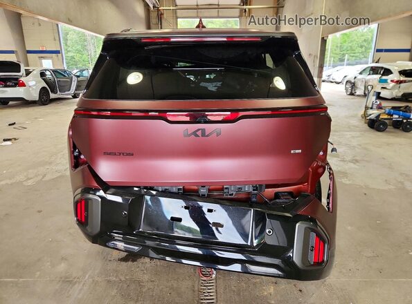 KNDEDCD30V7010459 2027 KIA SELTOS Burgundy Вид ззаду