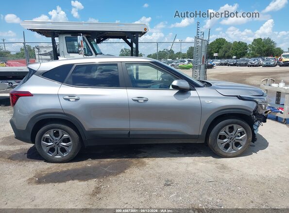 KNDEP2AA9T7878848 2026 KIA SELTOS Silver Widok wnętrza z tyłu