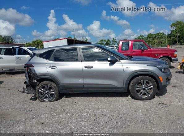 KNDEPCAA6N7316592 2022 KIA SELTOS Silver Vista interior trasera