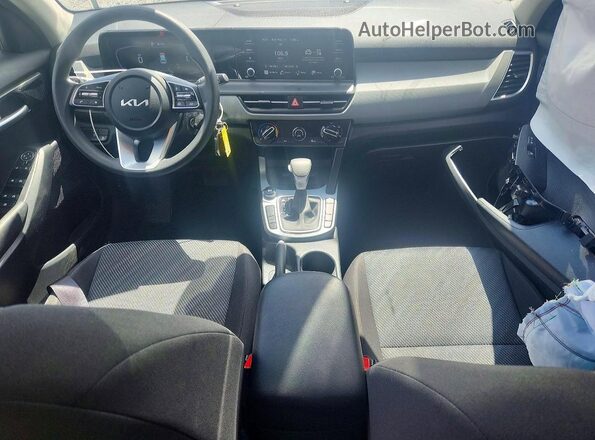 KNDEPCAA6T7825983 2026 KIA SELTOS Gray Vista del salpicadero