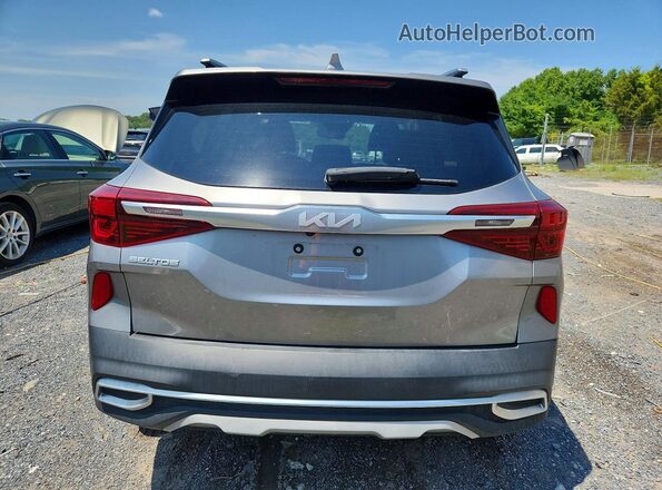 KNDERCAA0P7415972 2023 KIA SELTOS Silver Вид ззаду