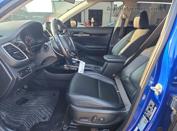 KNDERCAA2M7120528 2021 KIA SELTOS Blue Front interior view
