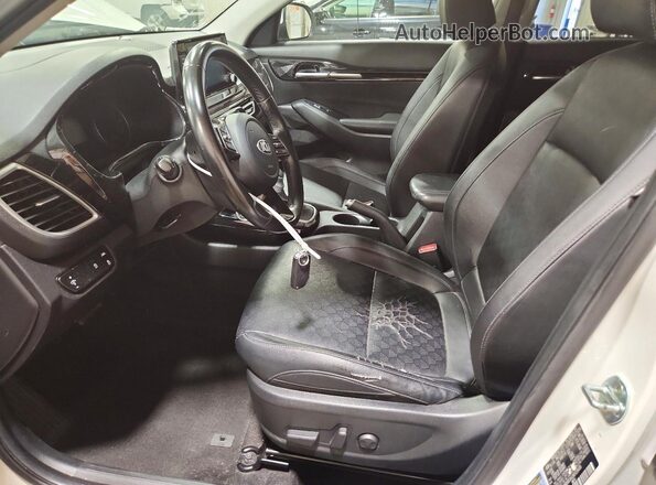 KNDERCAA2M7129438 2021 KIA SELTOS Белый Вид салона спереди