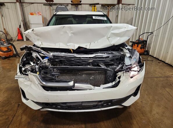 KNDERCAA2M7129438 2021 KIA SELTOS Белый Вид спереди