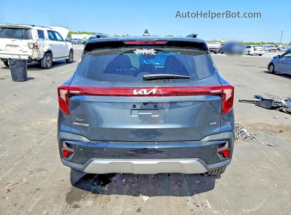 KNDERCAA2S7805030 2025 KIA SELTOS Charcoal Вид ззаду