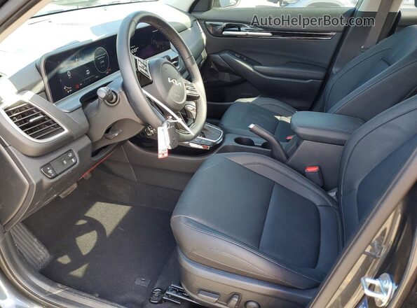 KNDERCAA2S7805030 2025 KIA SELTOS Charcoal Вид салону спереду