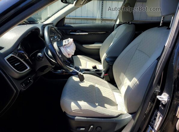 KNDERCAA3M7088396 2021 KIA SELTOS Черный Вид салона спереди