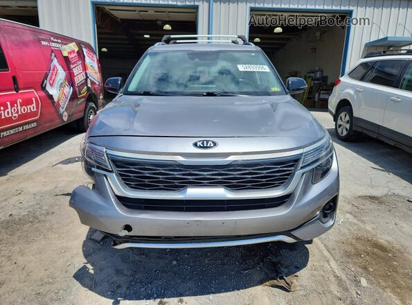 KNDERCAA3M7149939 2021 KIA SELTOS Серебряный Вид спереди