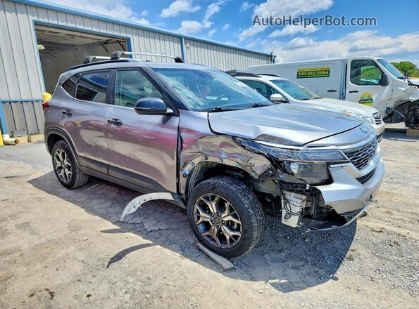 KNDERCAA3M7149939 2021 KIA SELTOS Серебряный Передняя правая четверть