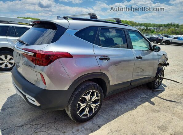 KNDERCAA3M7149939 2021 KIA SELTOS Серебряный Задняя правая четверть