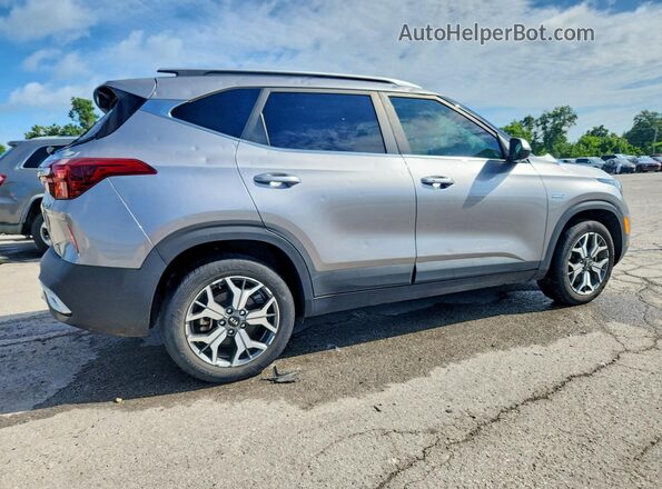 KNDERCAA3M7168023 2021 KIA SELTOS Silver Tył prawy